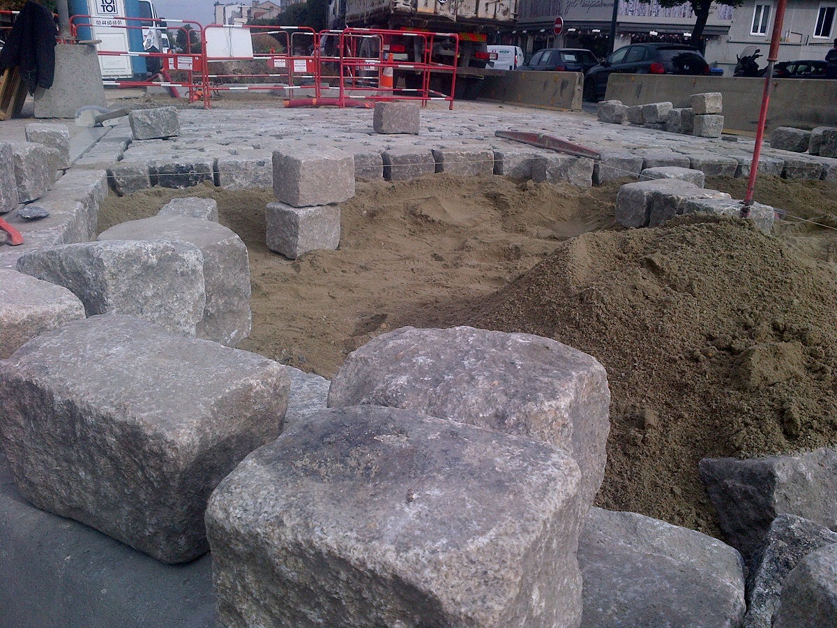Création d'un Ilot en pavés grès et granit de récupération RD19 à Maisons-Alfort(94)